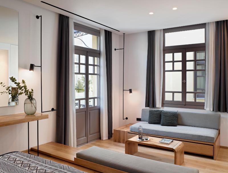 Suite with atrium view  image 3