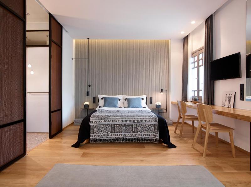 Suite with atrium view  image 4