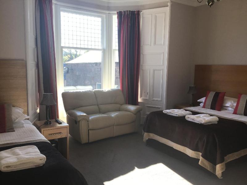 Deluxe Family Room image 2