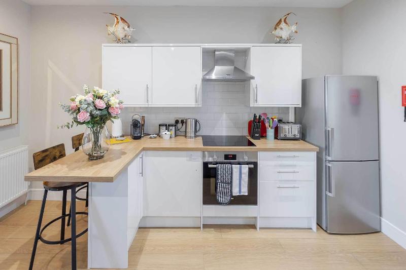 Deluxe One-Bedroom Apartment image 3