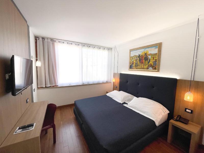 Classic Double Room with City View image 3