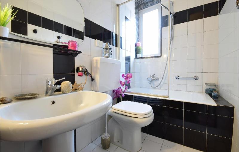 3 Bedroom Nice Apartment In Rapallo - image 13