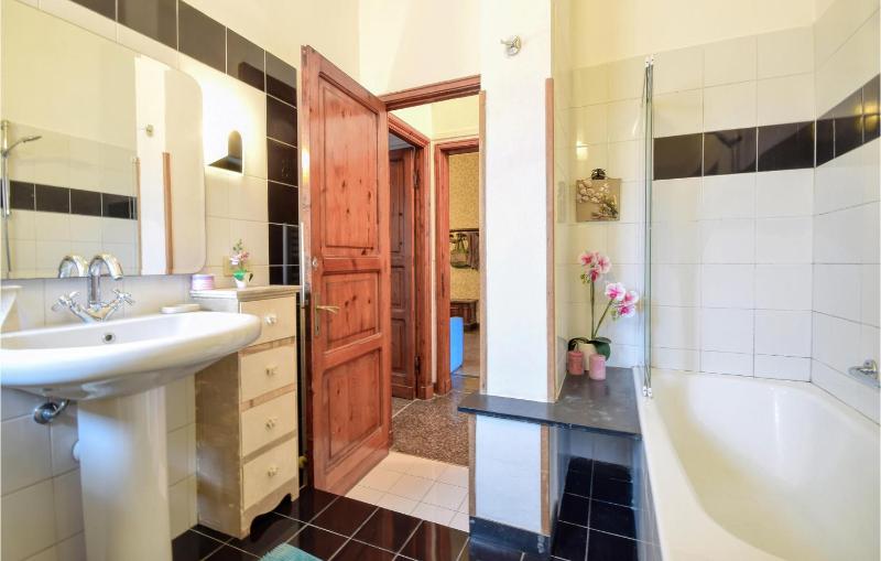 3 Bedroom Nice Apartment In Rapallo - image 6