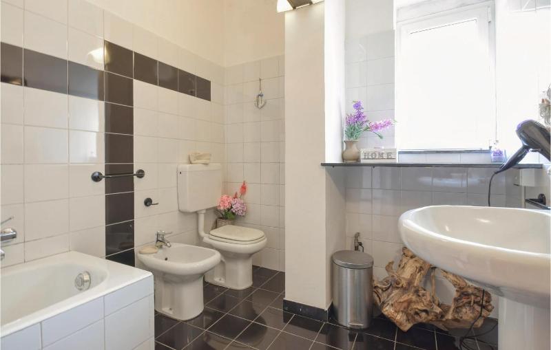 3 Bedroom Nice Apartment In Rapallo - image 2