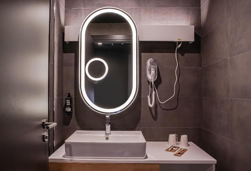 Standard Twin Room image 2