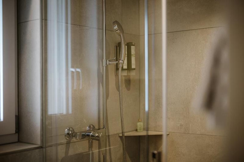 Deluxe Double Room with Balcony image 4