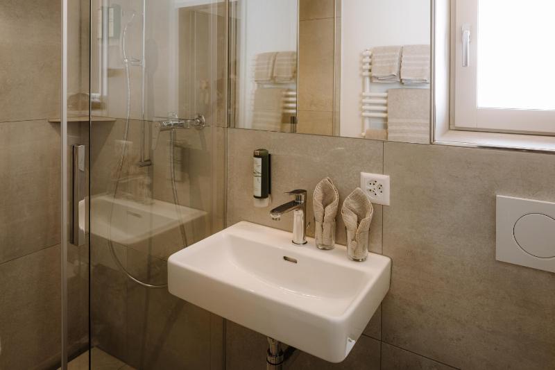 Deluxe Double Room with Balcony image 2
