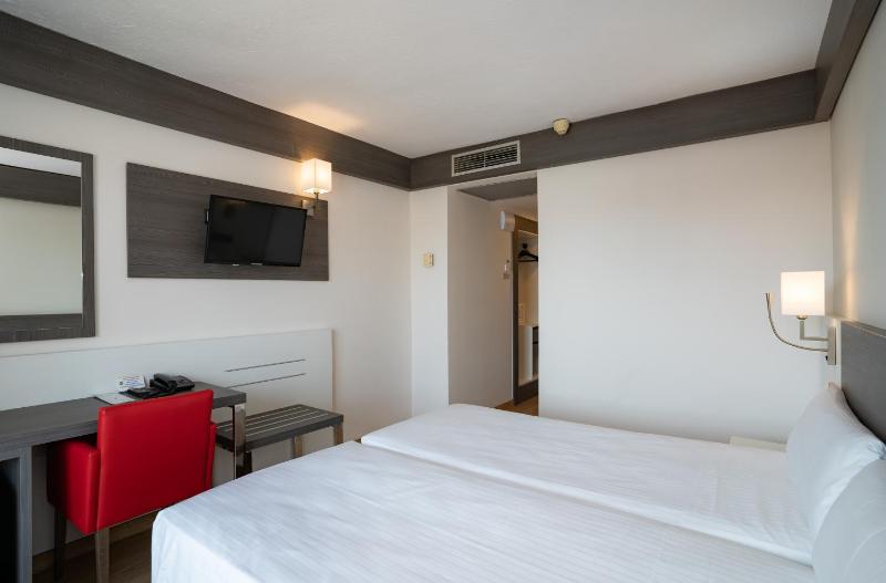 Twin Room with Balcony image 3