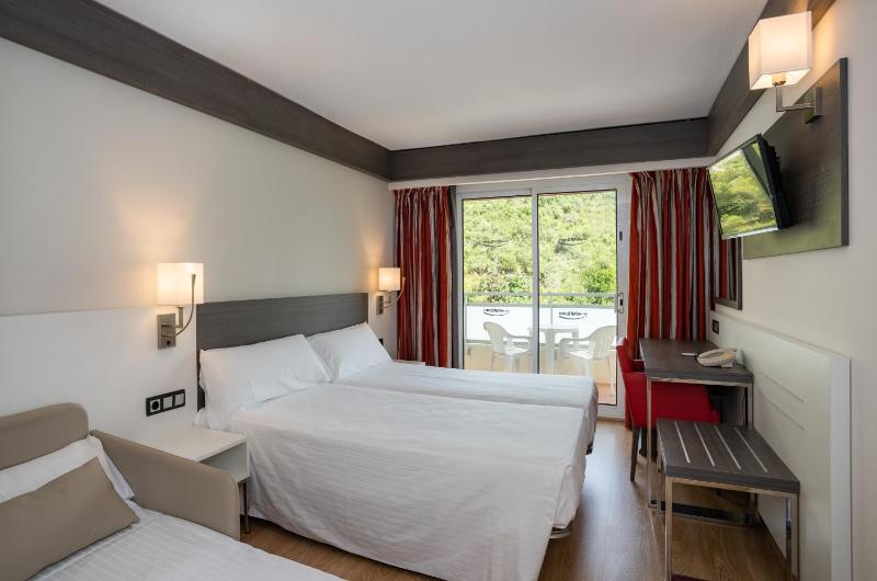 Double Room with Balcony (3 Adults) image 1