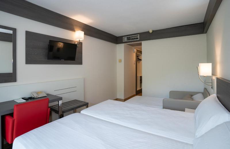 Double Room with Balcony (3 Adults) image 3
