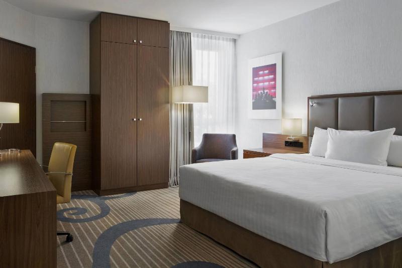 Standard Queen Room image 3