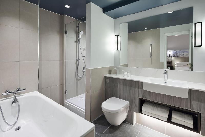 Junior King Suite with Sofa Bed and Sea View image 4