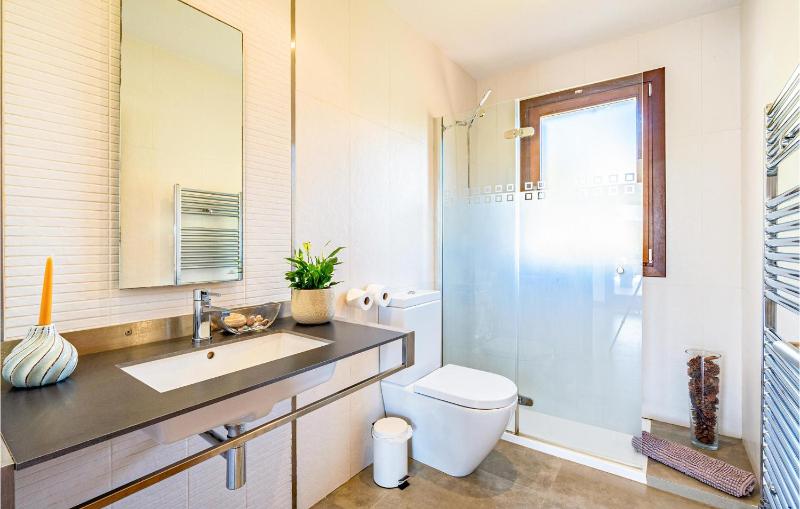 Three-Bedroom Holiday Home  image 3