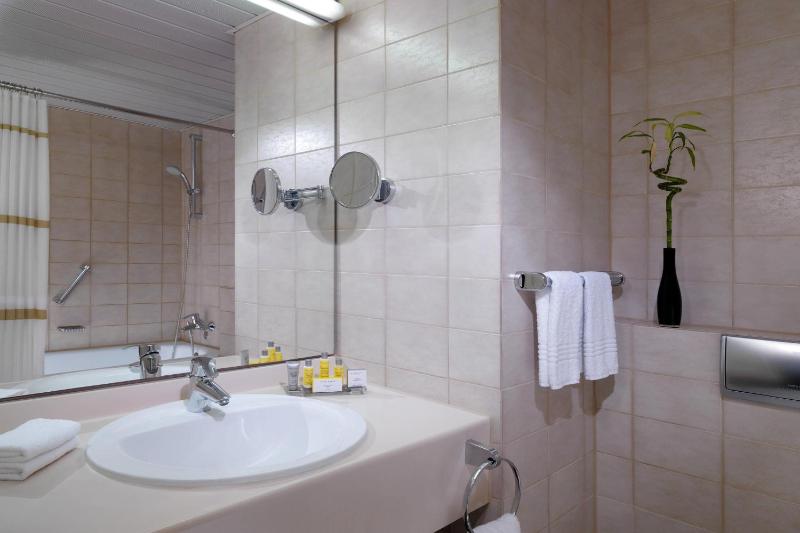 Guest Room, 1 King image 4