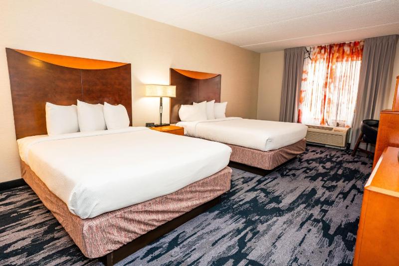 Queen Room with Two Queen Beds image 3