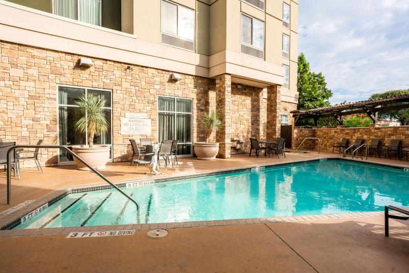 Fairfield Inn & Suites by Marriott San Antonio Alamo Plaza/Convention Center - image 4
