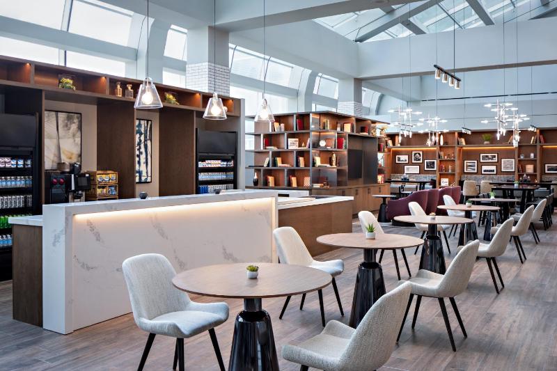 Club lounge access, Guest room, 1 King image 2