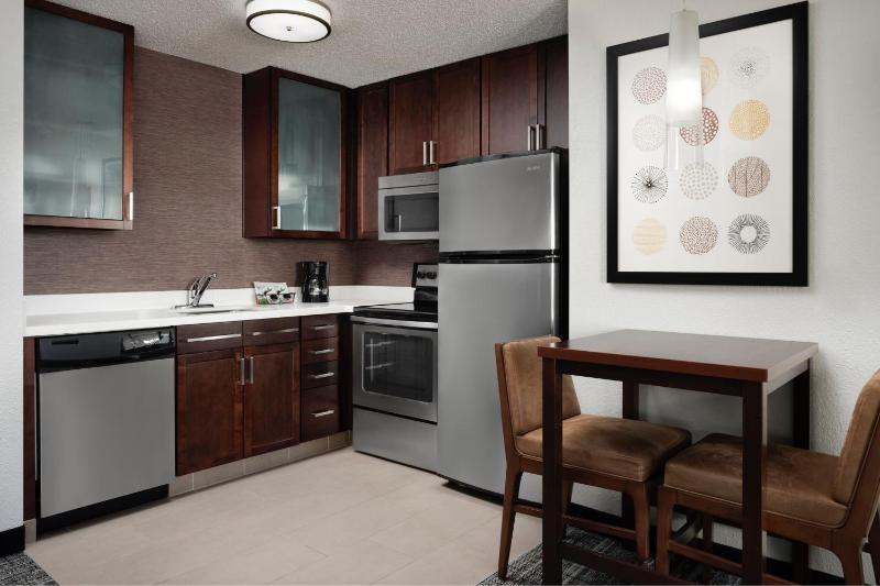 1 Bedroom Suite, 1 King, Sofa bed image 4