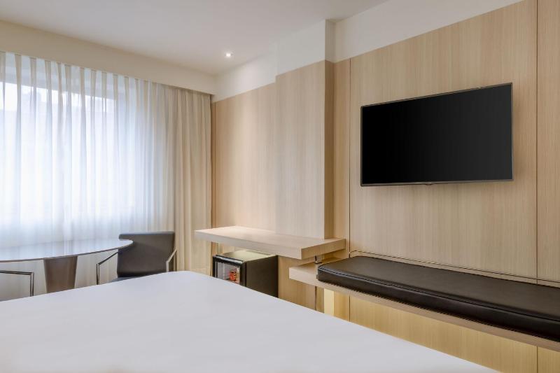 Standard King Room image 3