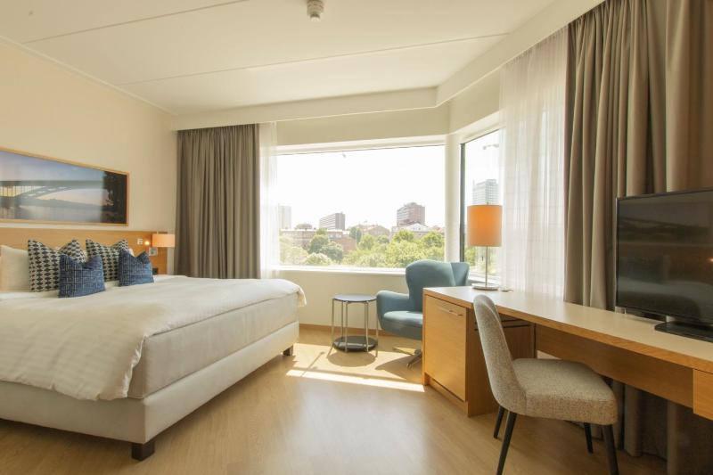Deluxe, Guest room, 1 King image 3