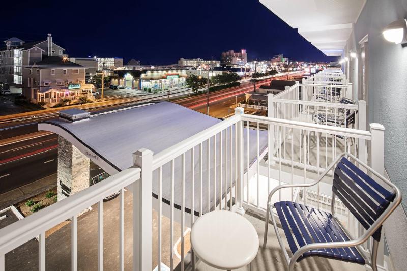 King Room with Balcony image 3