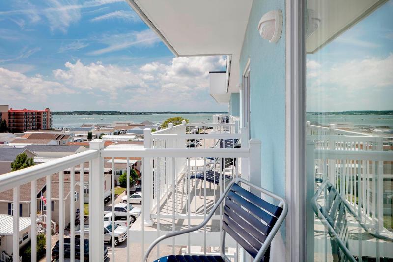 King Room with Balcony - Hearing Accessible image 2