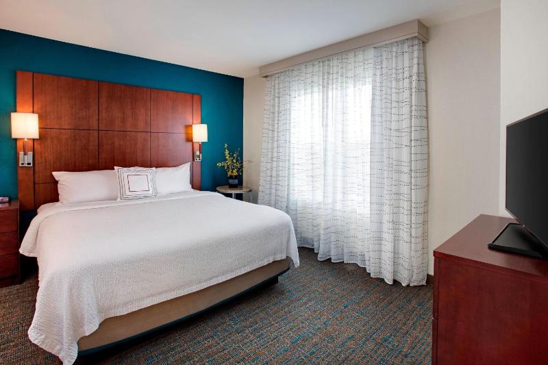 1 Bedroom Larger Suite, 1 King, Sofa bed, Corner room image 4