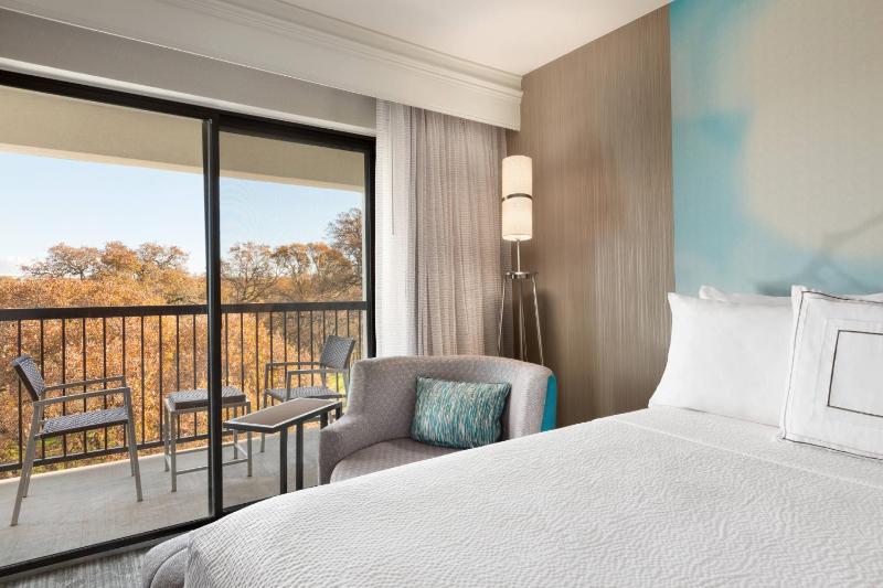 Queen Room with Two Queen Beds and Balcony image 4