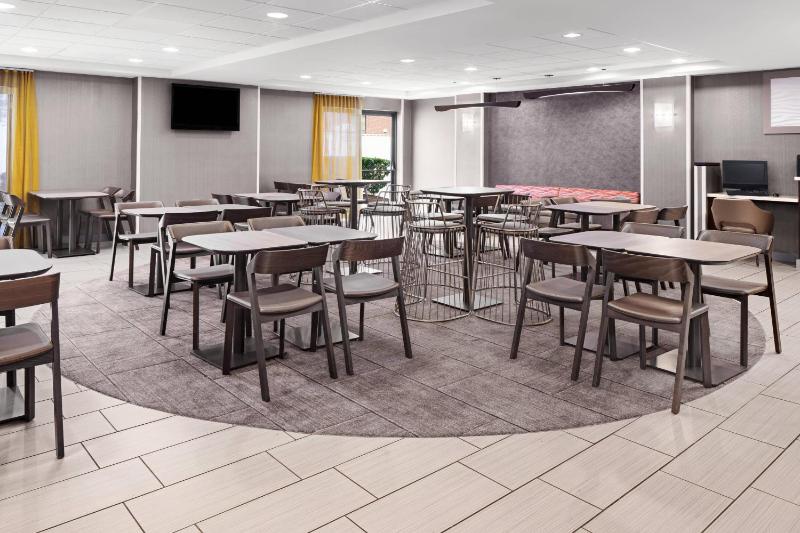 SpringHill Suites by Marriott Houston Hobby Airport - image 7