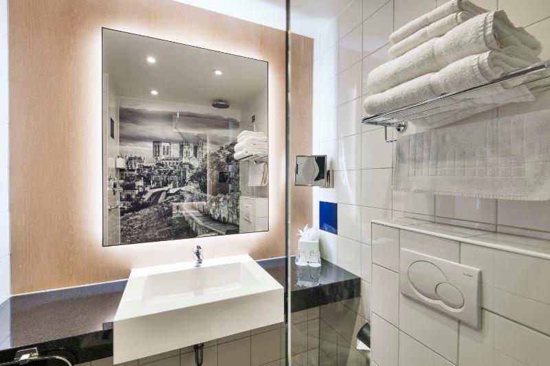 Family Room image 3