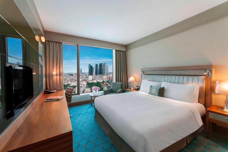 Executive King Room with Club Lounge Access and City View image 3