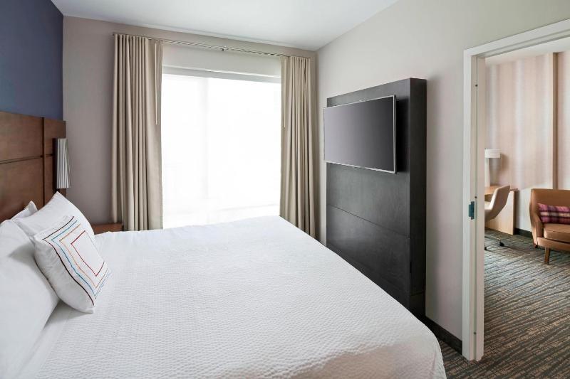 Two-Bedroom Apartment with King and Queen Bed and Sofa Bed image 4