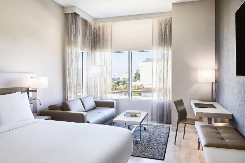  1 King, Sofa bed, City view image 1