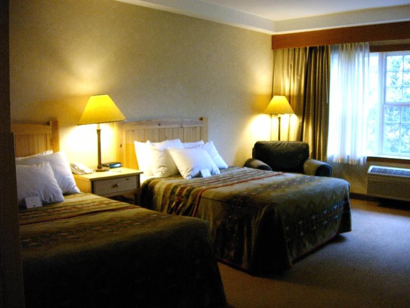 Queen Room with Two Queen Beds image 3