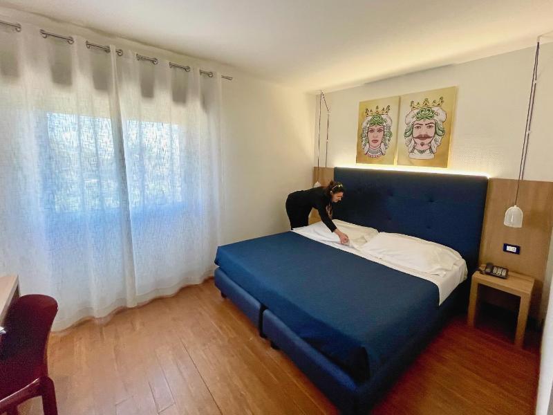 Classic Double Room with City View image 4