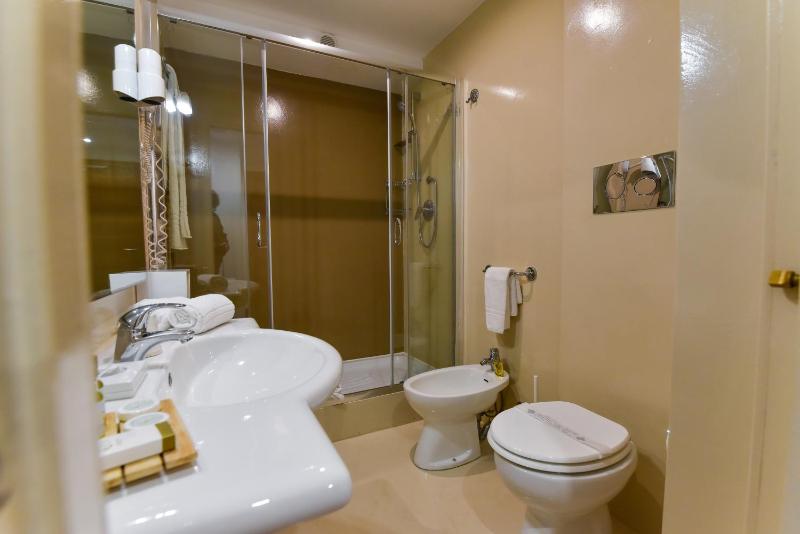 Large Double Room image 4