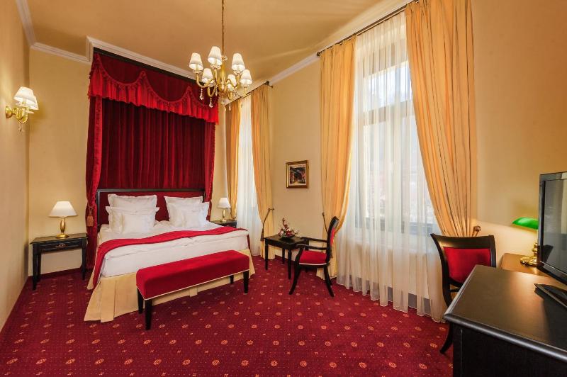 Deluxe Superior Double Room with Citadel View and Canopy Bed image 1