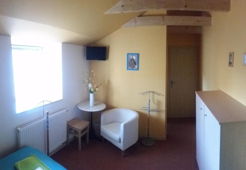 Twin Room with Bathroom image 4