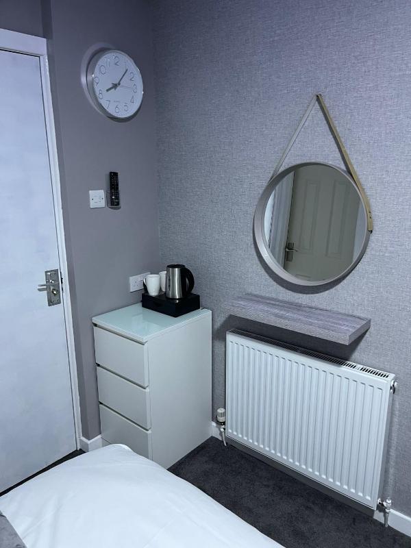 Twin Room image 3