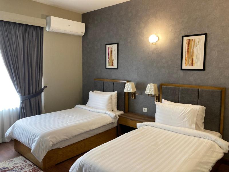 Deluxe Twin Room image 1