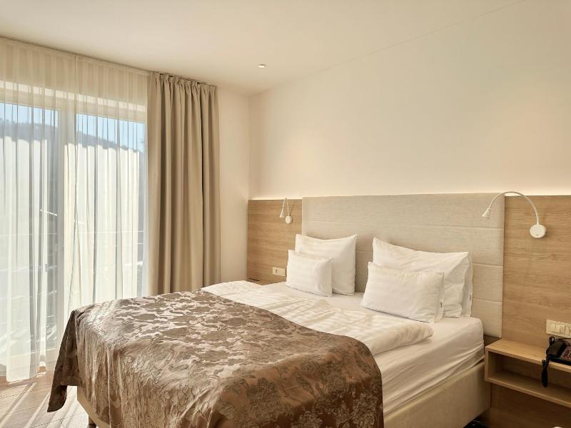 Deluxe Double or Twin Room with Balcony image 4