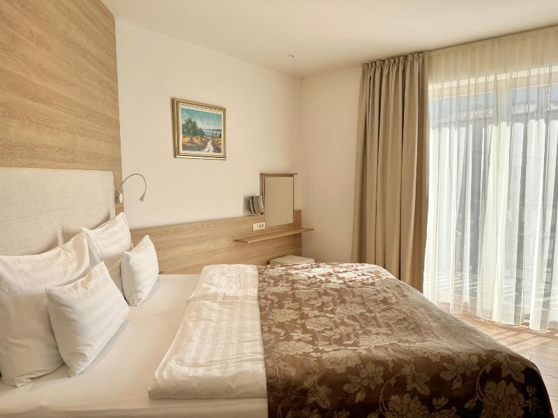 Deluxe Triple Room image 1