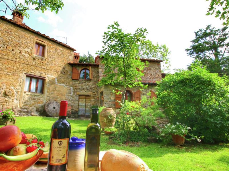 Farmhouse in Cortona with pool - image 1
