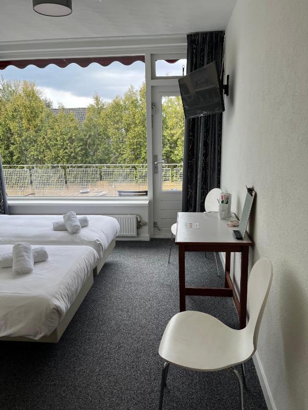 Twin Room with Balcony image 3