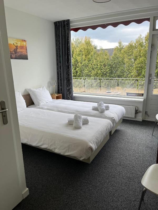 Twin Room with Balcony image 1