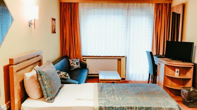 Comfort Twin Room with Balcony image 3