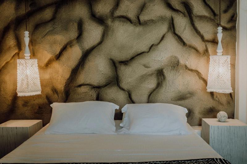 Cave Deluxe Sea View with Outdoor Hot Tub image 3