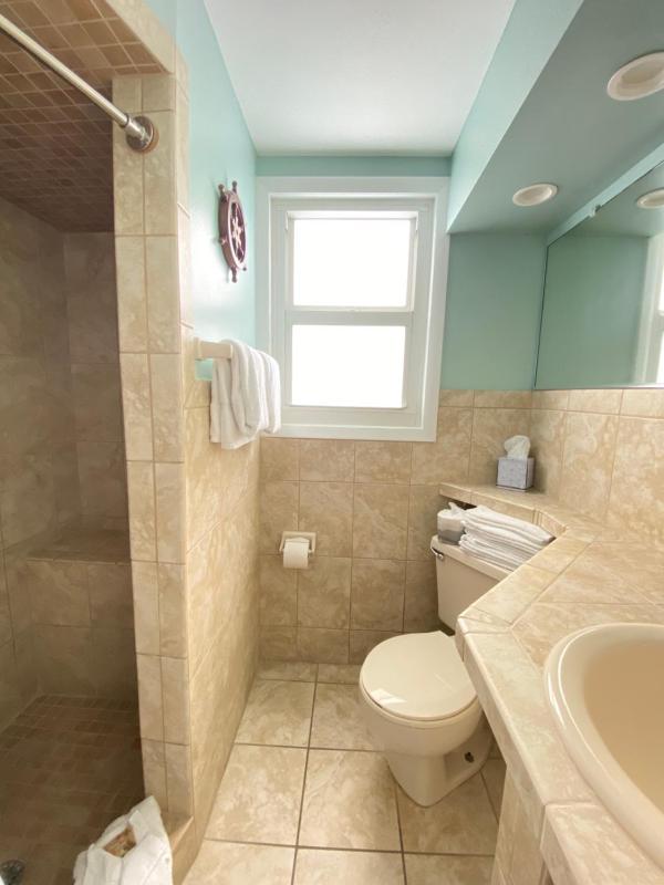 Deluxe Queen Two-Bedroom Two-Bathroom Apartments image 2