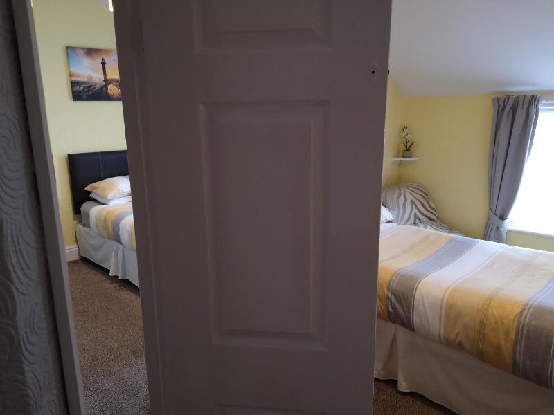 Twin Room image 3