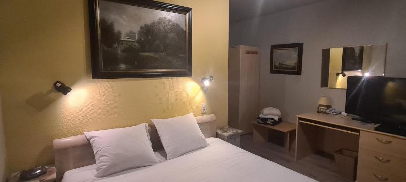Standard King Room image 3